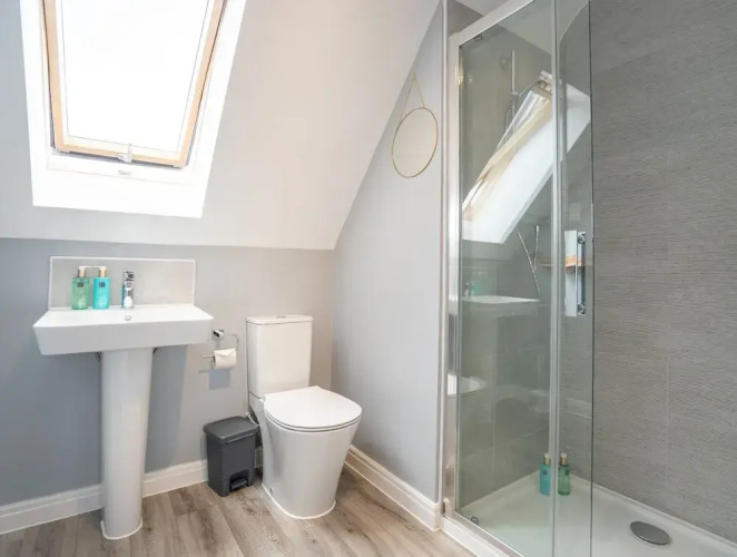 Comfortable 5 Bedroom Detached House With Parking