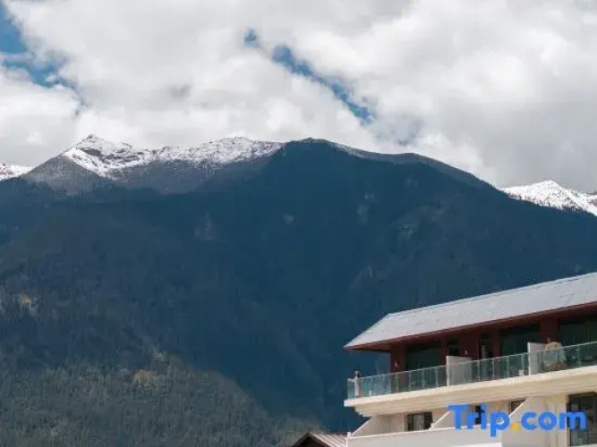 LinZhi Joy Crown Resort hotel