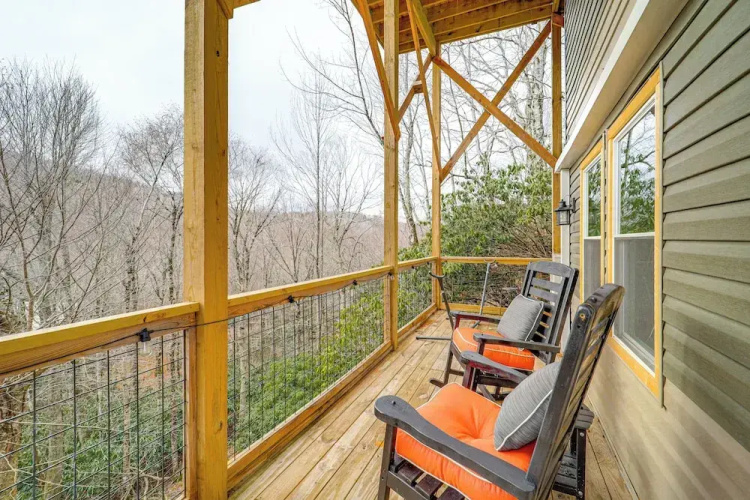 Home w/ Hot Tub & Views: 2 Mi to Beech Mtn Ski