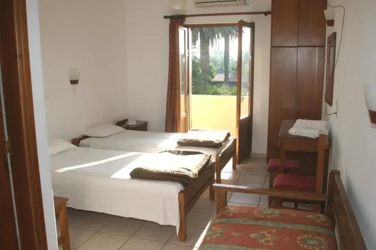 Standard Triple room