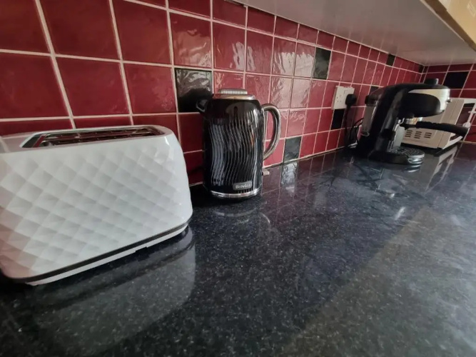 4 Bed 2 Bathroom House with Garden and Parking
