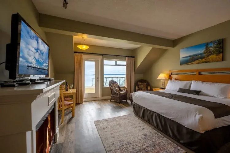 Sidney Waterfront Inn & Suites