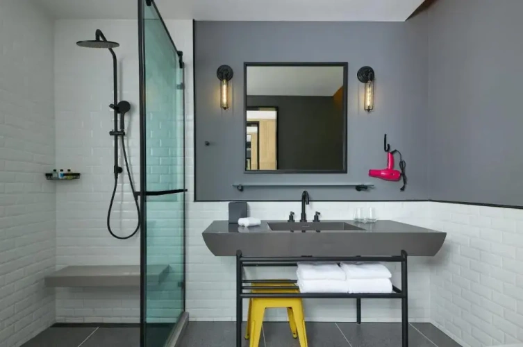 Standard Quadruple room with city view