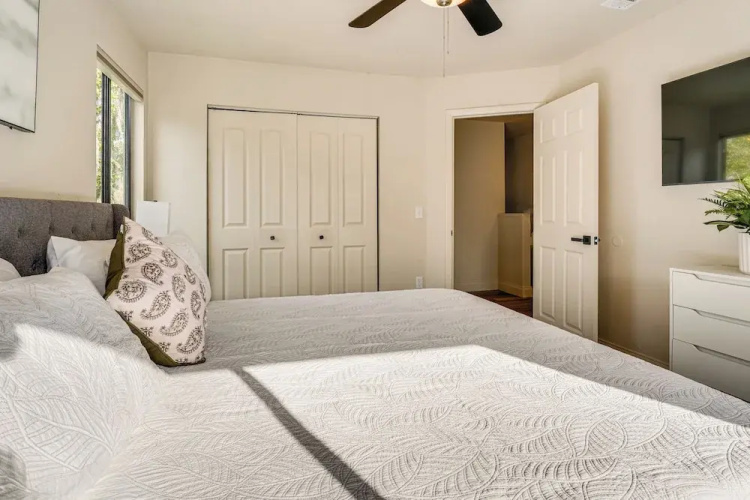 2 Mi to UF Campus: Modern Condo w/ Pool Access!