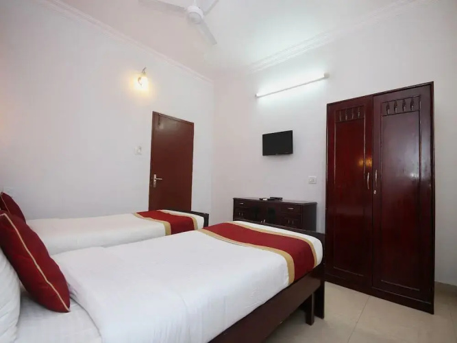 SR Legend Inn by OYO Rooms