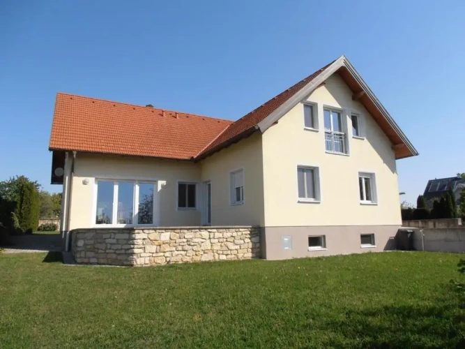3 Bedrooms Apartment