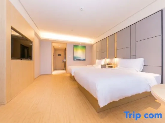 Standard Twin room with street view
