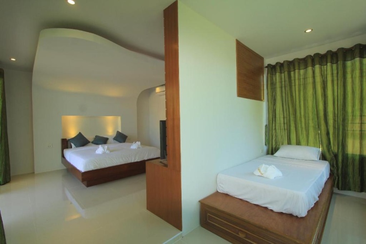 Deluxe Triple room with balcony and with sea view