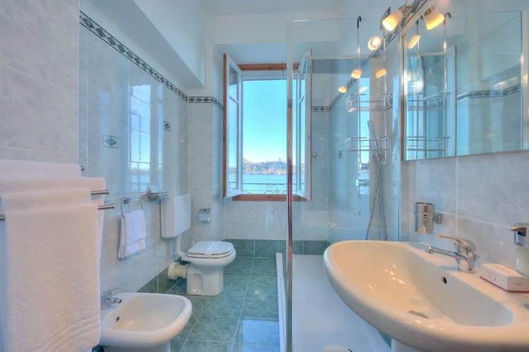 1 Bedroom Apartment with lake view
