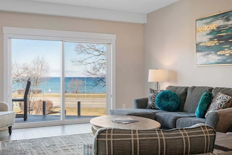 3 Bedrooms Grand room with balcony and with bay view