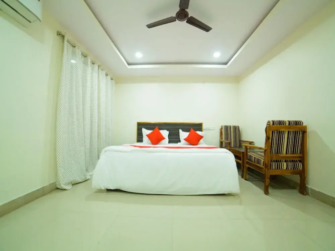 OYO 12973 Hotel Crystal