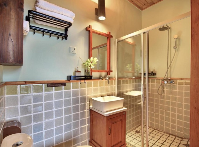 Standard Twin room with land view