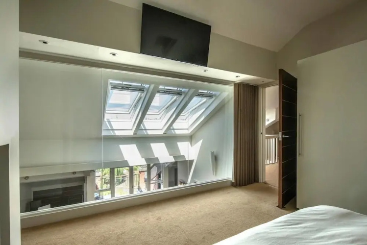 Amazing Spacious 2 Bed Duplex Penthouse w/ Balcony