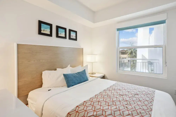 Oceana 305 East