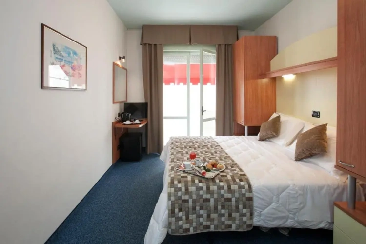 Double room with partial sea view
