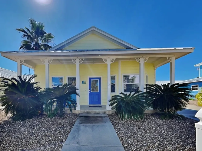3 Bedrooms Cottage with balcony