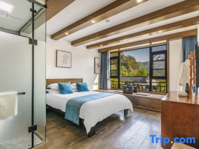 Standard room with mountain view