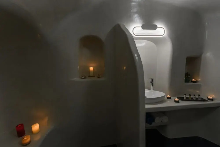 The Luna Cavern 2 with Hot Tub White