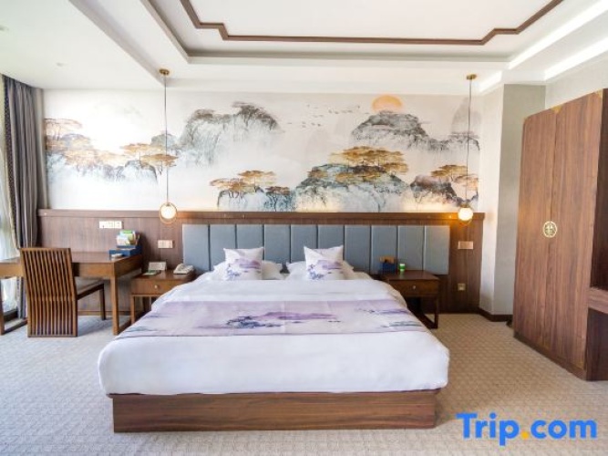 Suite with lake view