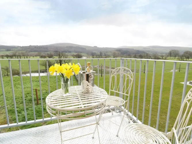 The Granary, Dee Valley Escape With hot tub