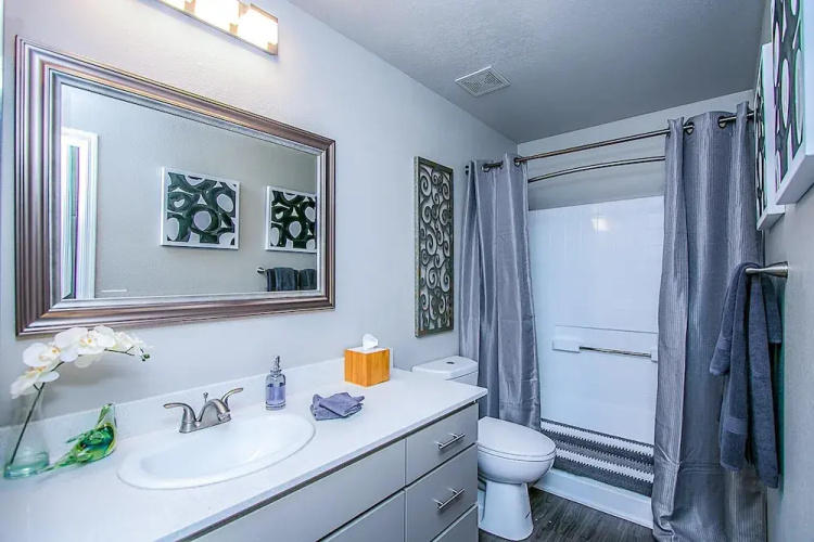 Executive King, Close to Shops, Dining, Golf w Parking 1064