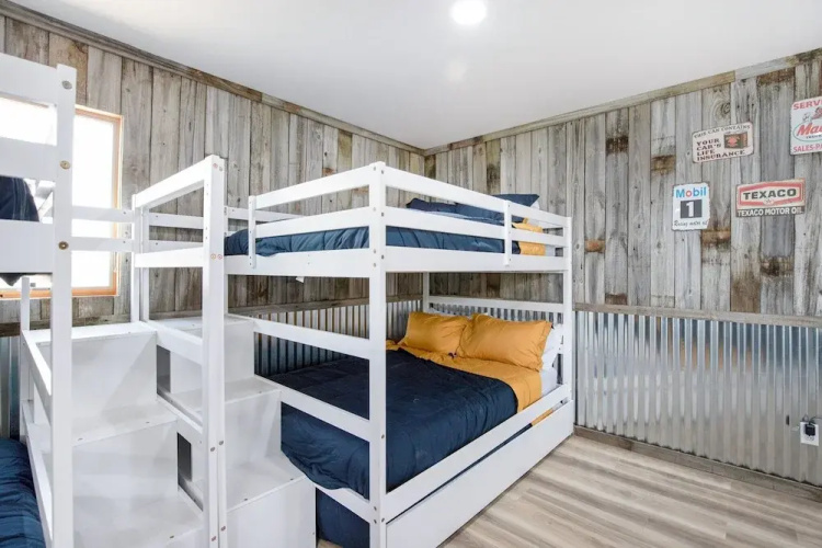 Private Lakefront Pool, Amazing Dock Sleeps 26