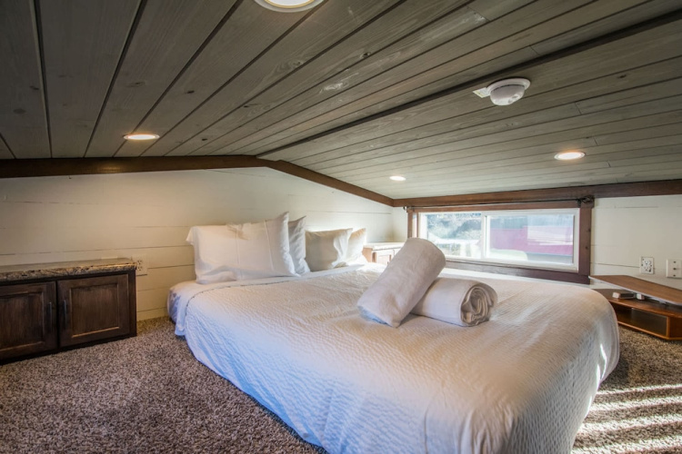 Gorgeous 1BR Tiny Home w Pool Bocce Free Tix