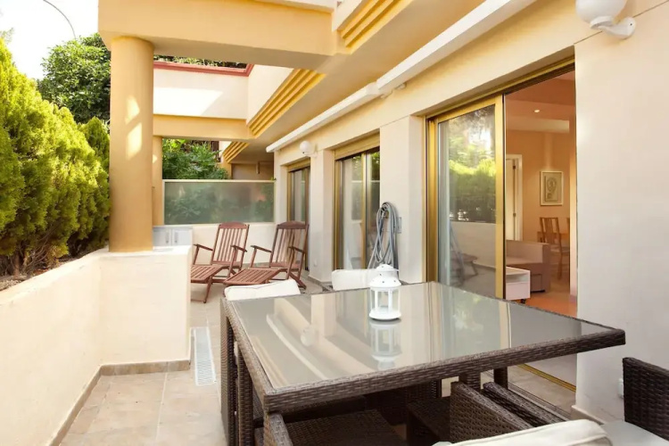Beachside Apartment With Shared Pool