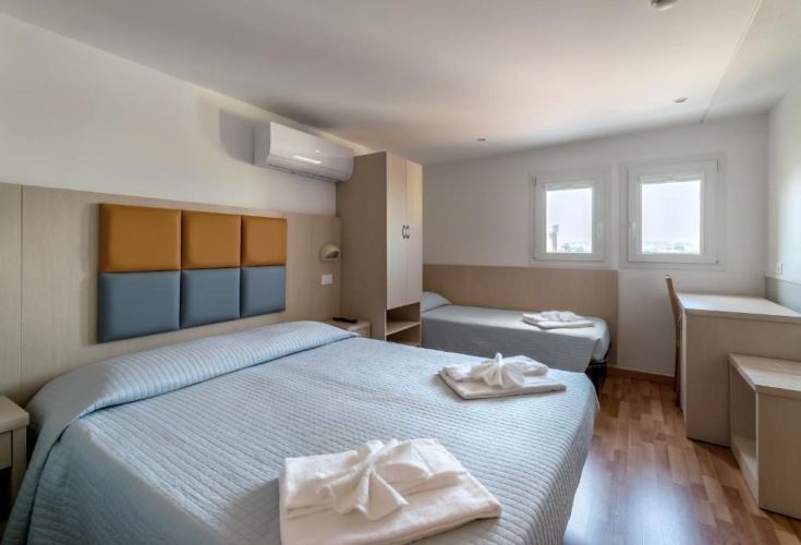 Standard Triple room