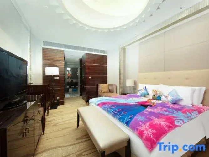 Executive Triple Family Suite with lake view