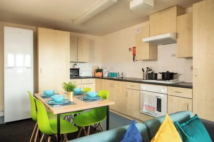 4 Bedrooms Apartment