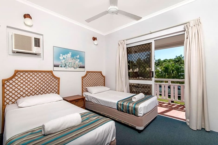 3 Bedrooms Apartment with garden view