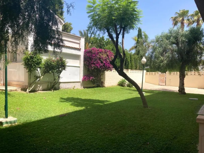 Apartamento con piscina y parking