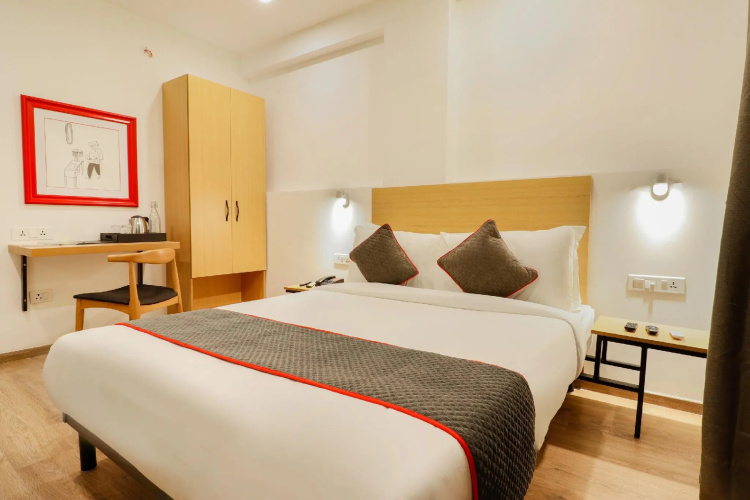 OYO Townhouse 327 C21 Mall