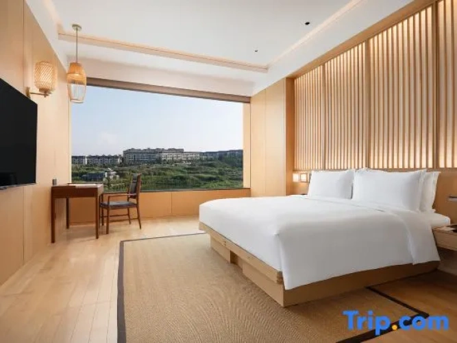 Deluxe Suite with lake view