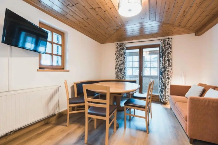 3 Bedrooms Apartment