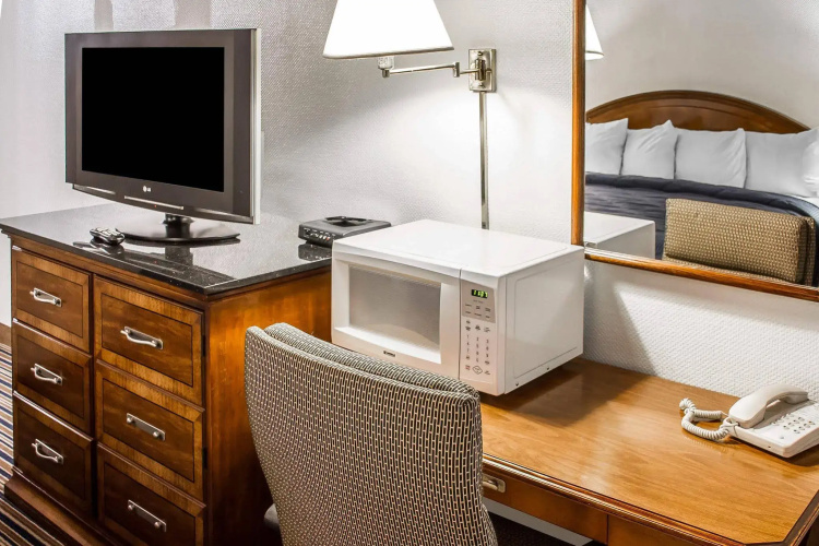 Rodeway Inn & Suites