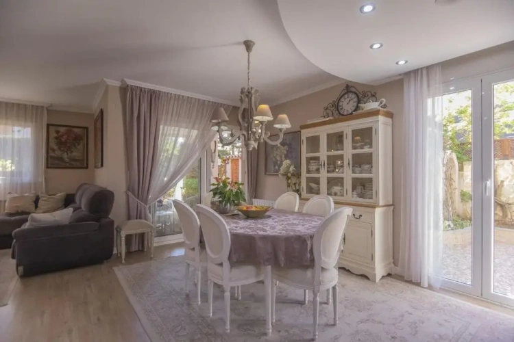 5 Bedrooms Cottage