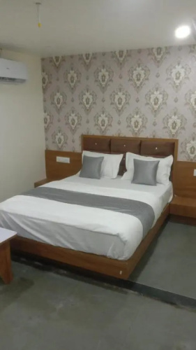 Hotel S G, Vadodara