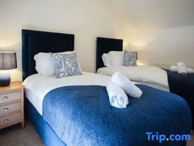 4 Bedrooms Apartment