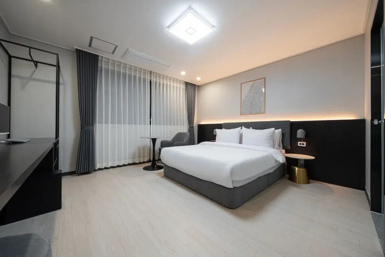 Gunsan Hound Hotel