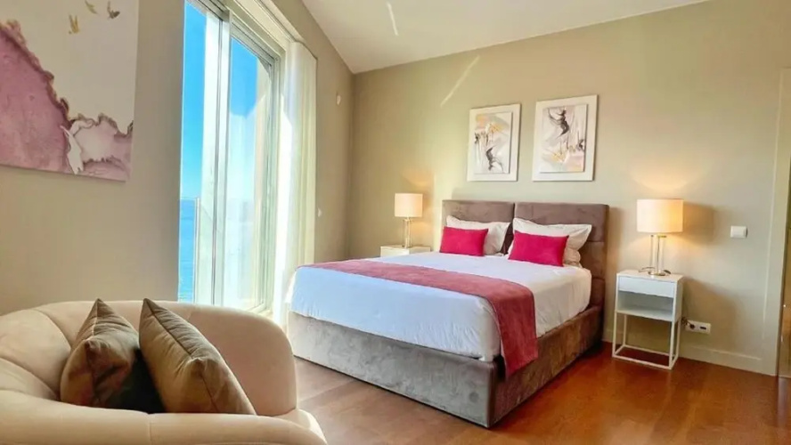 Lux Apartment first row