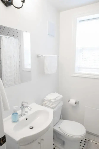 Detached Victorian Style Tiny Home - Long Stays U7