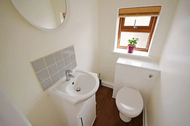 Bright, tranquil cottage