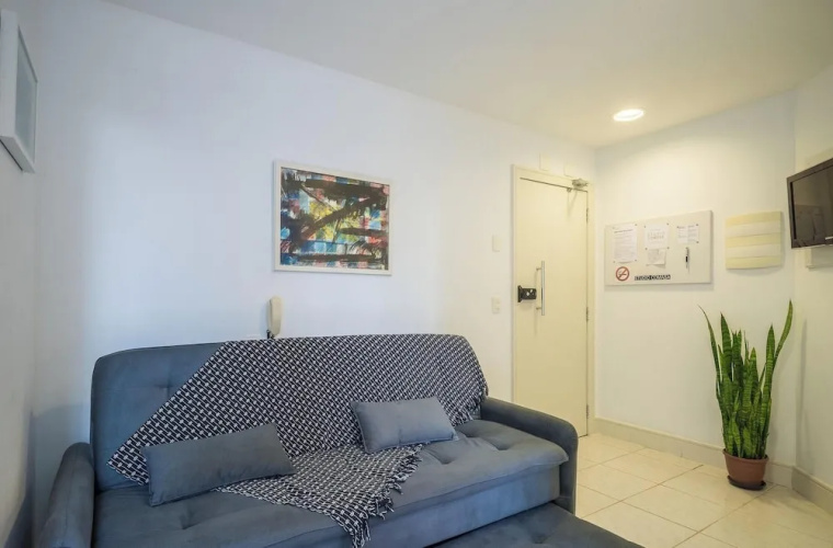Full Studio 290m From the Public Market Efa0304