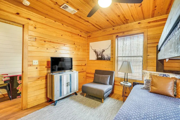 Broken Bow Cabin w/ Hot Tub ~ 5 Mi to State Park!