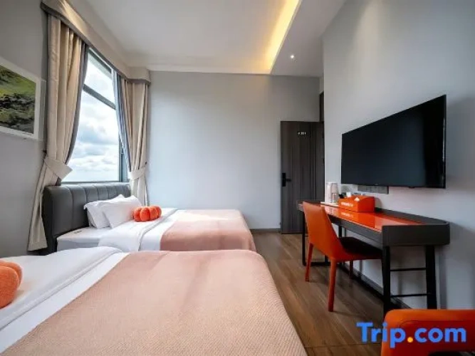 Standard Twin room with partial sea view