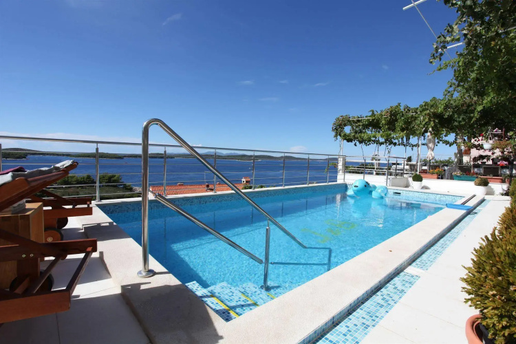 J & B Holiday House