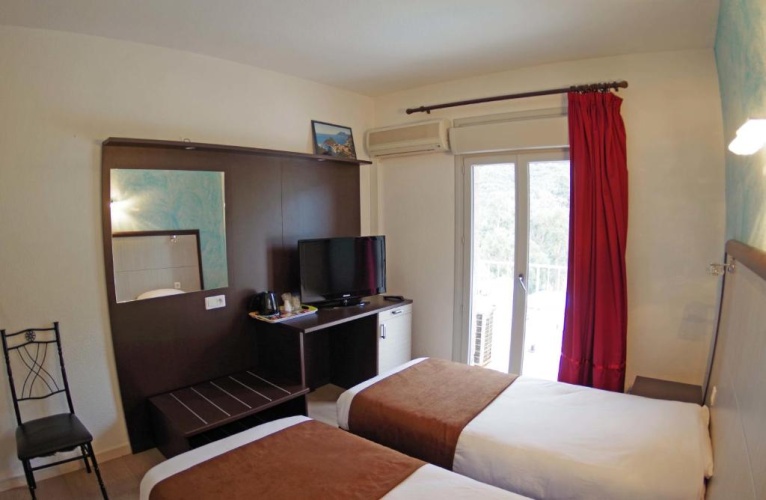 Standard Twin room with sea view