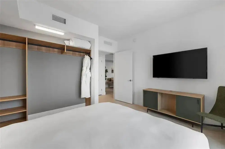 Luxury 2br-2bth Balcony Pool